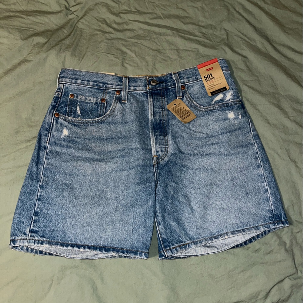 NWT Levi’s 501 Mid-thigh Short - Medium Indigo - Women’s 31